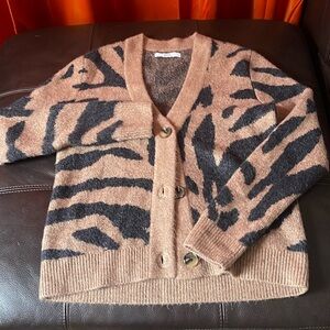 NWOT animal print sweater M machine wash